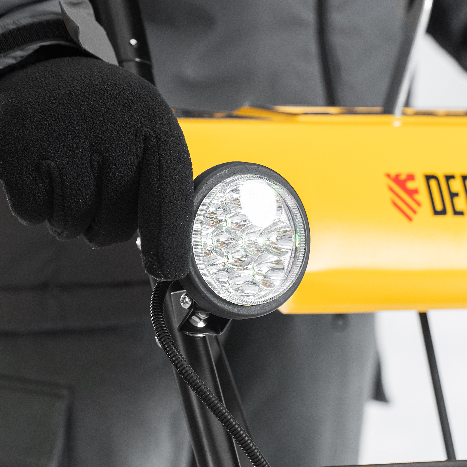 DENZEL Снегоуборщик бензиновый SBM 610, 212 cc, ручной старт, фара
