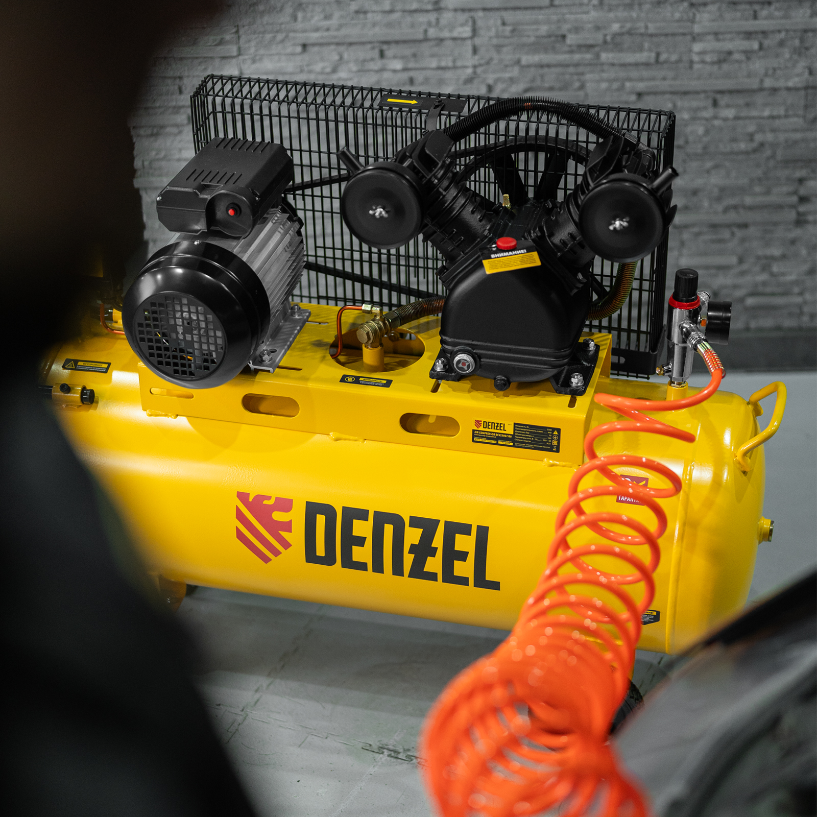 DENZEL Компрессор воздушный  BCV2300/100, 2.3 кВт, ременный привод, 100 литров, 440 л/мин(58111)